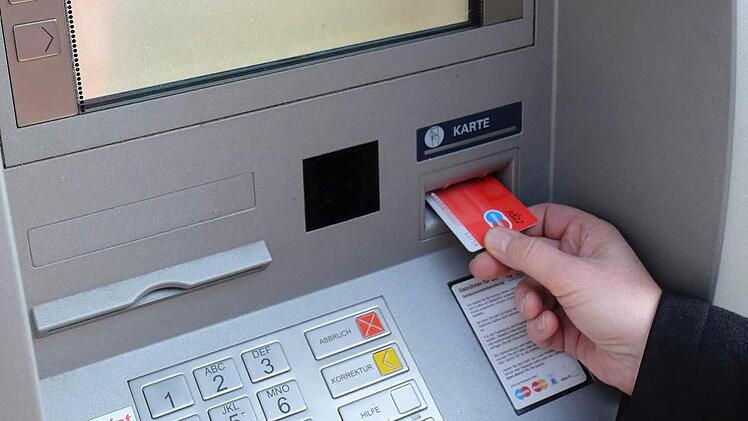 Weil die Tochter bei der Bank im Minus steht, löst die Mutter ihr Konto auf. Foto: epd