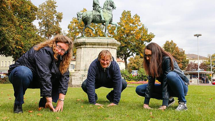 Selbst "a jungs Madla" kriegt es nicht perfekt hin mit dem Kopieren: die "blauen Frauen" beim Probehocken auf dem Schönleinsplatz  Foto: Matthias Hoch