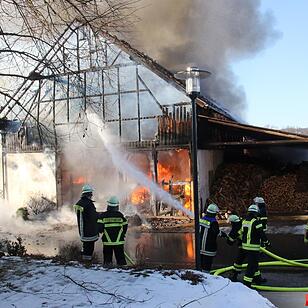 Kreis Coburg: Scheune in Grub am Forst steht in Flammen