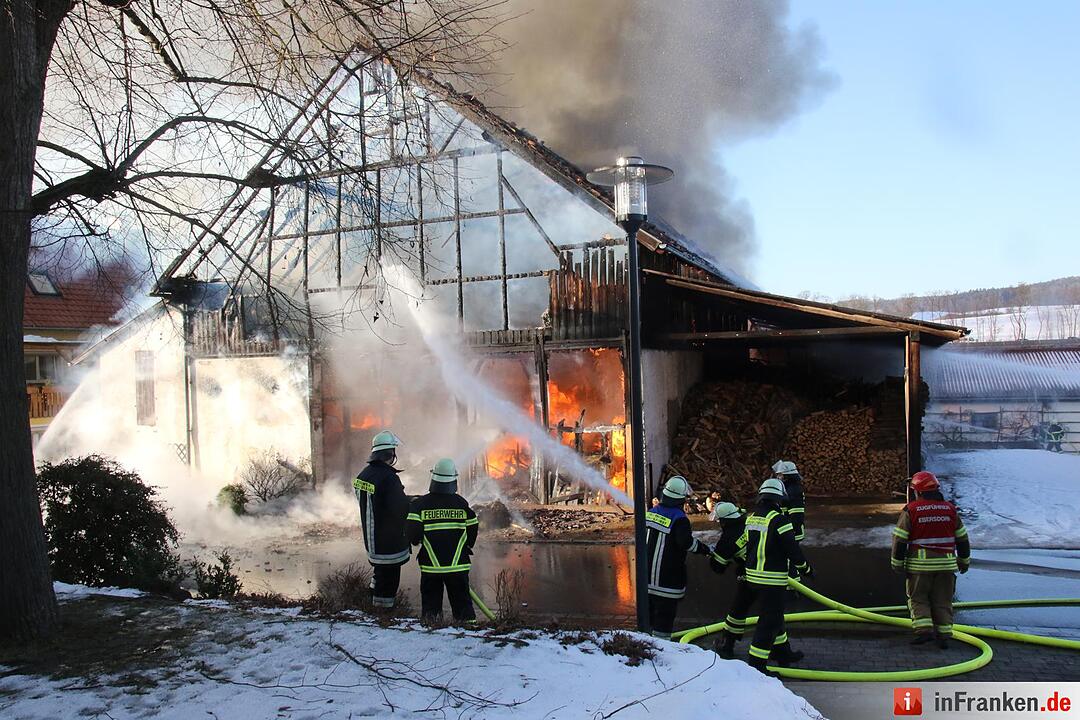 Kreis Coburg: Scheune in Grub am Forst steht in Flammen