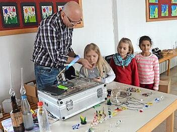 Mit viel Gefühl und noch mehr Pusten: Die siebenjährige Stella durfte selbst eine Glaskugel formen . Mit Erfolg.  Foto: Karl-Heinz Hofmann