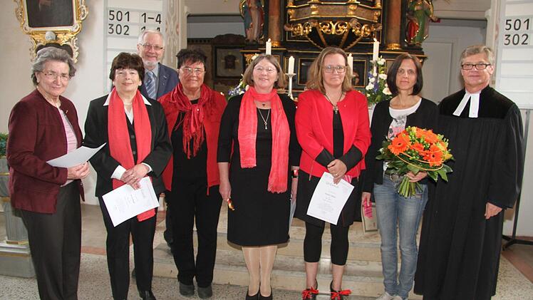 Pfarrer Klaus Spyra zeichnete Musiker für ihre Verdienste um die Kirchenmusik aus: (von links) Ilse Stamm (50 Jahre), Anita Nagel (45 Jahre), Karlheinz Haug, Christa Schneider (beide 25 Jahre), Chorleiterin Gudrun Dunkel (35 Jahre, Chorleiterin seit 2011), Kerstin Weber (35 Jahre) und Organistin Antje Langer (25 Jahre). Foto: Sonny Adam