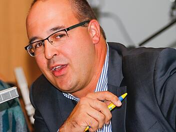 Nicolas Thoma trat für die FDP bei der Bundestagswahl an. Hier spricht er bei der Podiumsdiskussion der Saale-Zeitung. Foto: Matthias Hoch