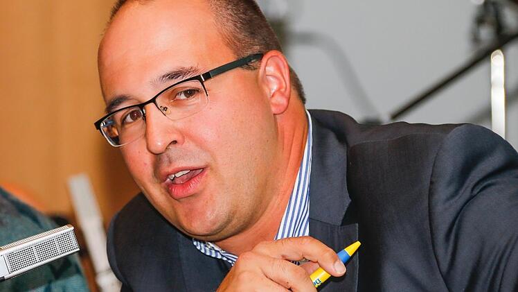 Nicolas Thoma trat für die FDP bei der Bundestagswahl an. Hier spricht er bei der Podiumsdiskussion der Saale-Zeitung. Foto: Matthias Hoch