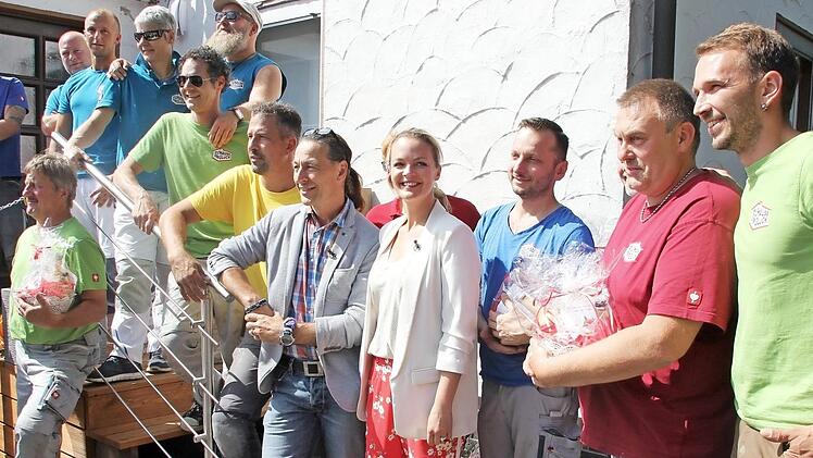 Das "Zuhause im Glück"-Team genießt den Beifall der Zuschauer.