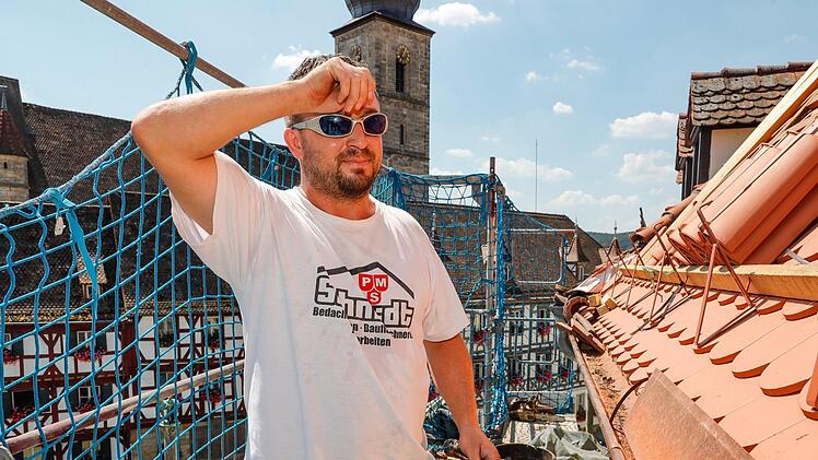 Von oben knallt die Sonne, von unten glühen die Ziegel: Heiße Höchstleistungen vollbringt Andreas Kist der Firma Schmidt Bedachungen in Forchheim. Matthias Hoch