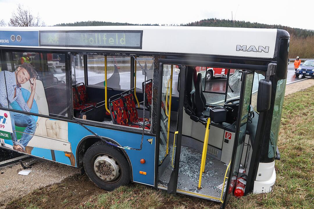 Auto prallt mit hoher Wucht gegen Linienbus