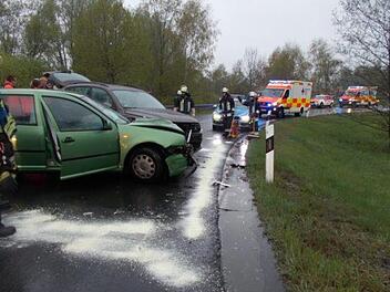 Frontal stie&szlig;en die beiden VWs bei Marktredwitz zusammen. Foto: Polizeiinspektion Marktredwitz