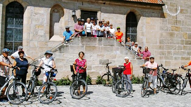 29 Teilnehmer machten sich auf zum Ziel der Radtour in diesem Jahr: die historisch wertvolle Martinskirche in Möhrendorf.  Foto: Klaus-Peter Gäbelein
