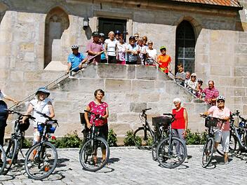 29 Teilnehmer machten sich auf zum Ziel der Radtour in diesem Jahr: die historisch wertvolle Martinskirche in M&ouml;hrendorf.  Foto: Klaus-Peter G&auml;belein
