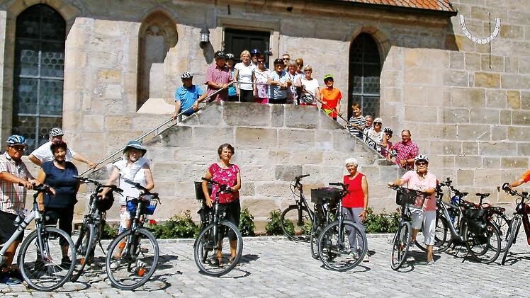 29 Teilnehmer machten sich auf zum Ziel der Radtour in diesem Jahr: die historisch wertvolle Martinskirche in Möhrendorf.  Foto: Klaus-Peter Gäbelein