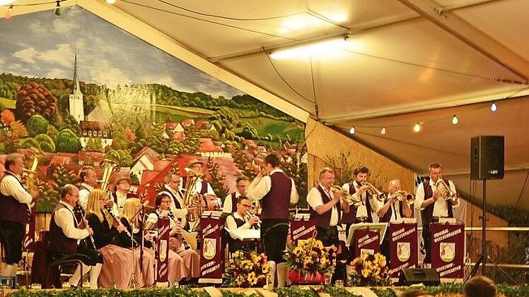 Die Original Weißenbacher Schloßhofmusikanten spielen in Schondra beim Backofenfest.   Foto: privat