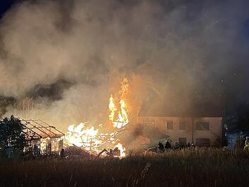 Landwirtschaftliches Anwesen in Altenreuth in Flammen - 200 Feuerwehrleute in Pressecker Ortsteil im Einsatz