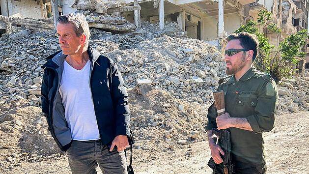 Bei seinem Besuch in Damaskus begegnet Markus Lanz (links) unvorstellbarem Leid und Zerst&ouml;rung.