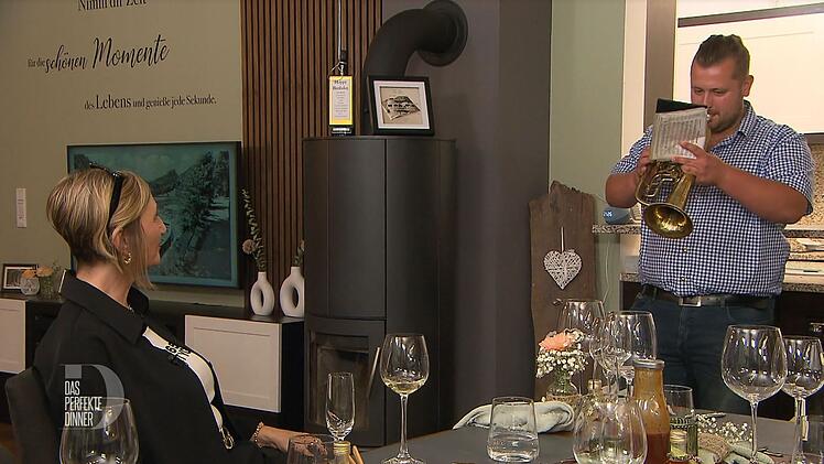 Florian (24) spielt Bianca (58) ein &Uuml;berraschungs-Geburtstagsst&auml;ndchen.