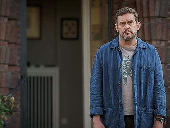 Sebastian Bezzel verk&ouml;rpert Hannes, einen Familienvater, der in "Die &Auml;ltern" in eine ordentliche Krise abrutscht.