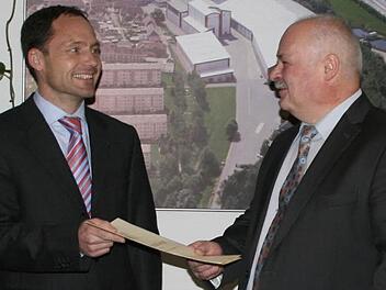 Friedbert Neubauer (rechts) wurde von Geschäftsführer Oliver Wiegand ausgezeichnet. Foto: Veronika Schadeck