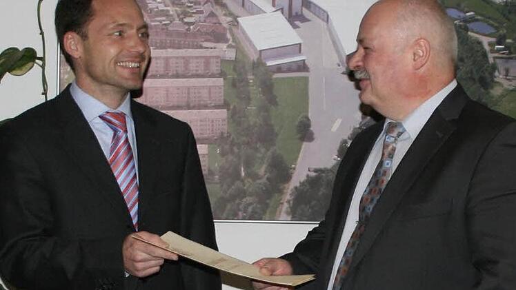 Friedbert Neubauer (rechts) wurde von Geschäftsführer Oliver Wiegand ausgezeichnet. Foto: Veronika Schadeck
