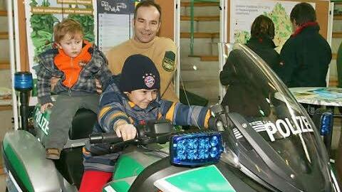 Davon träumen die meisten Kinder: Mal auf ein Polizei Motorrad zu sitzen. Im Hintergrund steht Polizist Thomas Then aus Sommerach.