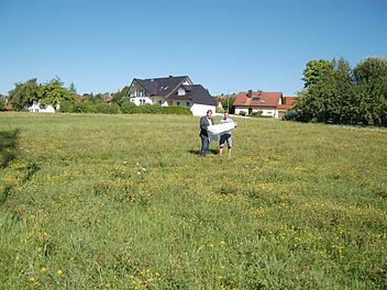Andreas Schwarz (links) und Jens Müller auf Freiflächen in Amlingstadt. Bebaubare Grundstücke sollen jetzt endlich aktiviert werden, sagt Strullendorf. Fotos: Susanne Müller