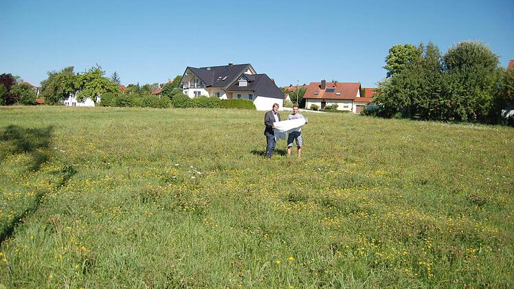 Andreas Schwarz (links) und Jens Müller auf Freiflächen in Amlingstadt. Bebaubare Grundstücke sollen jetzt endlich aktiviert werden, sagt Strullendorf. Fotos: Susanne Müller