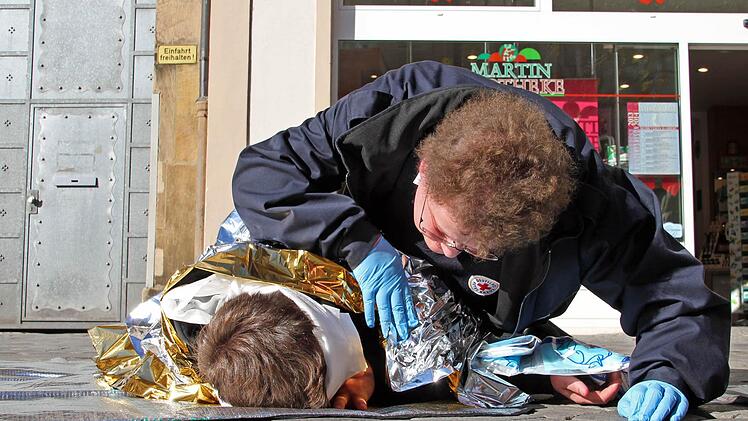 Jetzt bleibt Kerstin Lange nichts mehr, als auf den Rettungsdienst zu warten. Dabei kontrolliert sie immer wieder Robins Puls und ob er noch atmet.