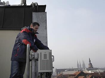 Oliver Baumann von Vodafone an einem Mobilfunkmast am Heinrichsdamm.  Foto: Sebastian Martin