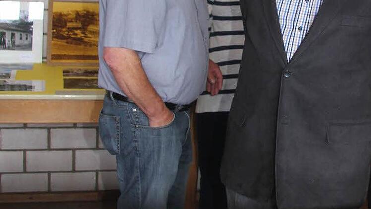 Anton Leithner, der viele Jahre als Reporter für die Bayerische Rundschau unterwegs war, gewährt Einblicke in seine Fotokunst und erinnert an längst vergessene Zeiten aus dem Ortsleben. Foto: Sonja Adam