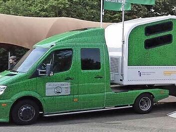 Dieses Infomobil, der Pflege-Truck von Caritas und Diakonie, wird auf dem Maxplatz nicht zu übersehen sein.  Foto: privat