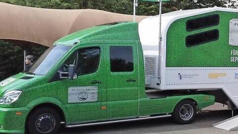 Dieses Infomobil, der Pflege-Truck von Caritas und Diakonie, wird auf dem Maxplatz nicht zu übersehen sein.  Foto: privat