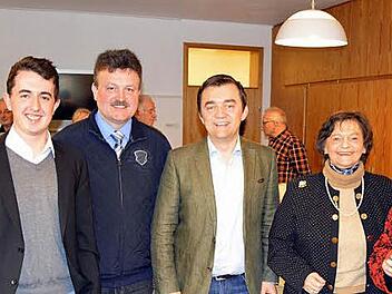 Über die Spende der CSU freuen sich Cornelia Thron (r.) und Bernhard Müller (Dritter v. l.). Im Bild von links Zweiter Bürgermeister Erich Mähringer (CSU), Matthias Zeitler (JU), Bürgermeister Jens Korn (CSU) und Charlotte Korn (FU). Foto: Susanne Deuerling
