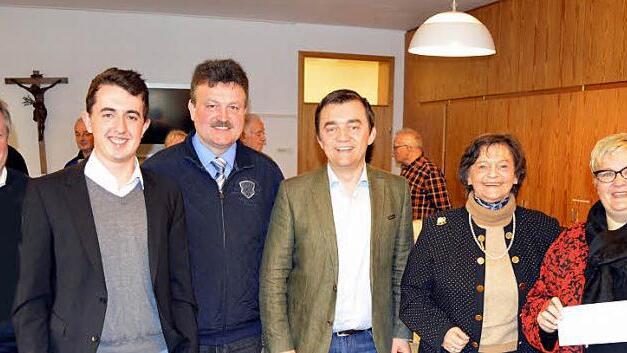 Über die Spende der CSU freuen sich Cornelia Thron (r.) und Bernhard Müller (Dritter v. l.). Im Bild von links Zweiter Bürgermeister Erich Mähringer (CSU), Matthias Zeitler (JU), Bürgermeister Jens Korn (CSU) und Charlotte Korn (FU). Foto: Susanne Deuerling