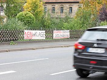 Auch das gab es: Anwohner in Hochstadt warben vor dem Bürgerentscheid im Oktober dafür, nicht für eine Klage zu stimmen. Foto: Ramona Popp