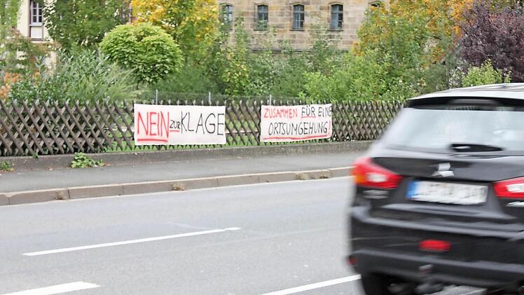 Auch das gab es: Anwohner in Hochstadt warben vor dem Bürgerentscheid im Oktober dafür, nicht für eine Klage zu stimmen. Foto: Ramona Popp
