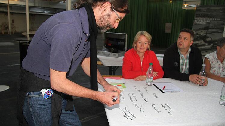 Gunter Stamm vom Büro Planwerk sammelte Ideen. Eine Möglichkeit, den Ort neu zu gestalten bestehe darin, Achsen anzulegen. Foto: Sonny Adam