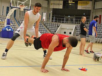 Teamwork der beiden Coburger Neuzugänge: Center Max von der Wippel (hinten) und Flügelspieler Matthias Fichtner Fotos: Maximilian Glas
