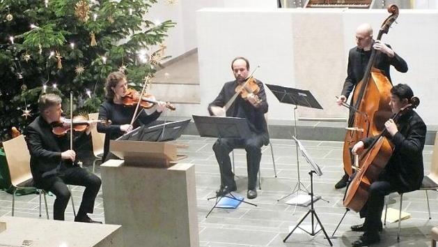 Fünf Mitglieder des Orchesters "ventuno" spielten Klassik und Unterhaltungsmusik. Foto: Manfred Welker