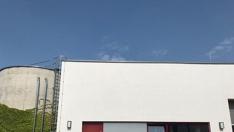 Erst vor wenigen Jahren  neu gebaute Hackschnitzelheizung