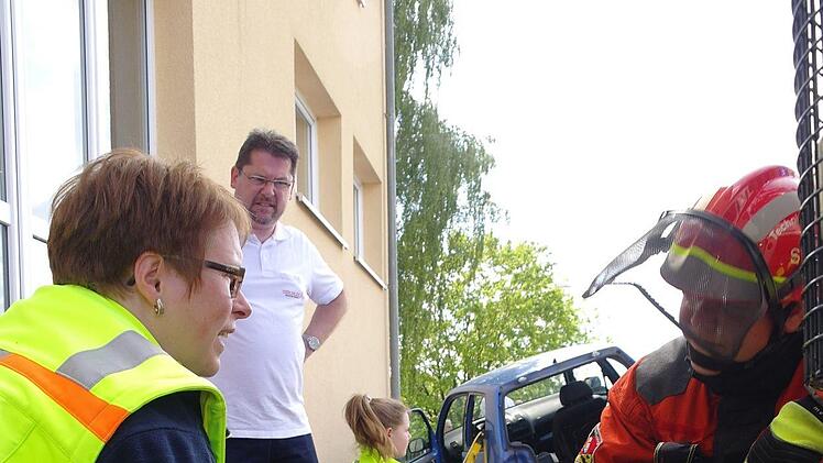 Ein "Unfallopfer" ist gerettet. Ersthelfer und HvO-Instructor Tim Beringer besprechen sich. Foto: Stephanie Elm