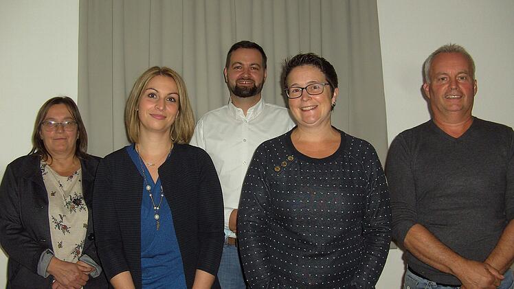 Generationswechsel beim Obst- und Gartenbauverein Wittershausen: (von links) 3. Bürgermeisterin Margot Schottdorf, Hellen Bahn, der neue Vorsitzende Daniel Bahn, Marion Schäfer und Ortssprecher Elmar Sell. Foto: Udo Sell