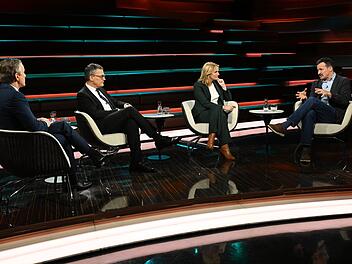 Markus Lanz (links) und seine Gäste Roderich Kiesewetter (zweiter von links), Journalistin Kerstin Münstermann und "Stern"-Reporter Moritz Gathmann diskutierten am Dienstagabend kontrovers über den 28-Punkte-Plan der USA zur Beendigung des Ukraine-Krieges.