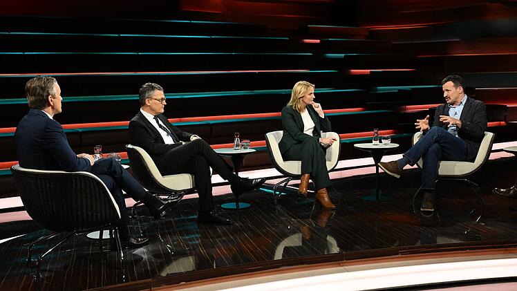 Markus Lanz (links) und seine Gäste Roderich Kiesewetter (zweiter von links), Journalistin Kerstin Münstermann und "Stern"-Reporter Moritz Gathmann diskutierten am Dienstagabend kontrovers über den 28-Punkte-Plan der USA zur Beendigung des Ukraine-Krieges.