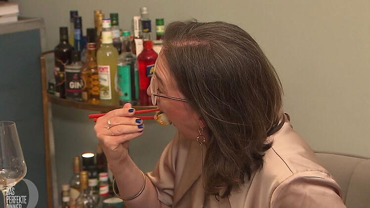 Sushi-Premiere f&uuml;r Daniela: "Soll ich das wirklich im Ganzen essen?"