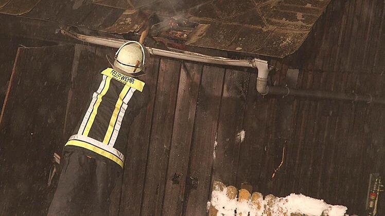 ... sucht ein Feuerwehrmann nach Glutnestern.