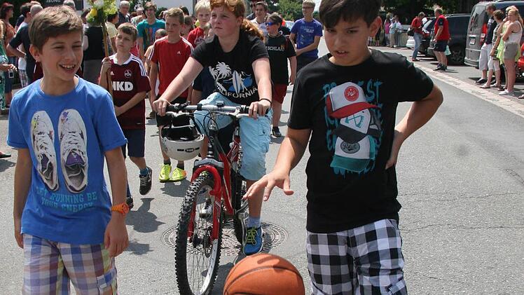 Ballspielen während des Festumzuges - die coolen Basketballjungs haben's drauf.