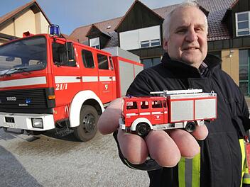 Stefan Brunner, der Pressesprecher der Feuerwehr Baiersdorf, steht vor dem TLF 16/25 und präsentiert das Modell. Fotos: Barbara Herbst