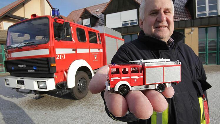 Stefan Brunner, der Pressesprecher der Feuerwehr Baiersdorf, steht vor dem TLF 16/25 und präsentiert das Modell. Fotos: Barbara Herbst