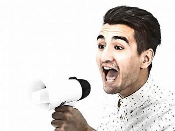 Izzet Nacak macht Werbung für den neuen Online-Blog der Sparkassen-Azubis. Foto: Franziska Höhn