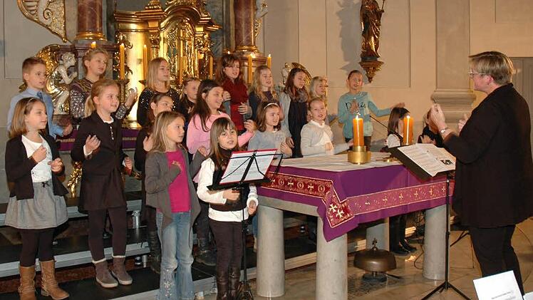 Mit großer Freude brachte der Kinderchor unter der Leitung von Waltraud Hellwig (im Bild) beim Adventskonzert des Gesangvereins Eintracht Wonfurt in der Pfarrkirche verschiedene Weihnachtslieder zu Gehör. Foto: Ulrike Langer