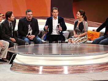 Die Comedians Otto Waalkes (von links), Bully Herbig, Elton, Moderator Markus Lanz, die frühere Eiskunstläuferin Katarina Witt und der ehemalige österreichische Skirennläufer Hermann Maier sitzen in der letzten Show "Wetten, dass..?" in Nürnberg. Foto: David Ebener, dpa